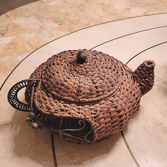 WICKER TEA POT BASKET WITH METAL FRAME, HANDLE & GRAPES - Picture 3 of 9